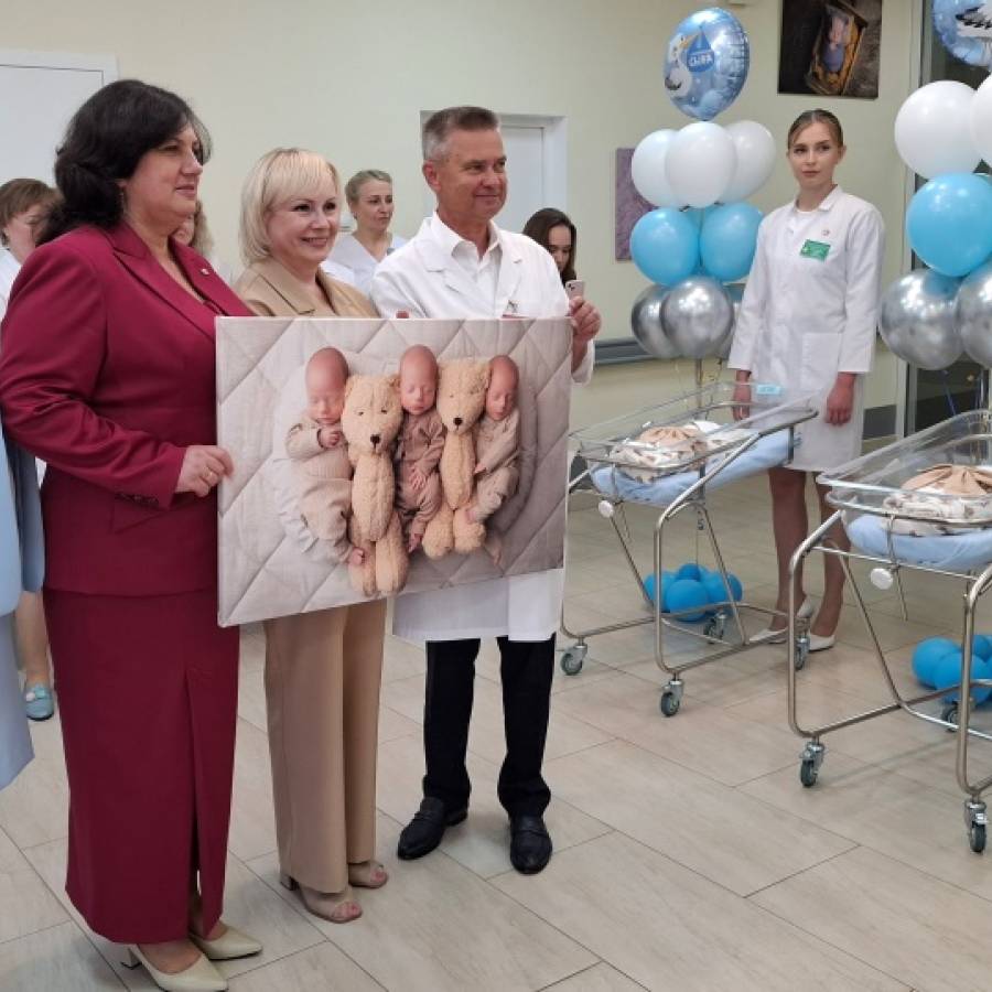 В день семьи, любви и верности из Перинатального центра ТОДКБ торжественно выписали тройняшек Егора, Артёма и Романа и их маму Веронику